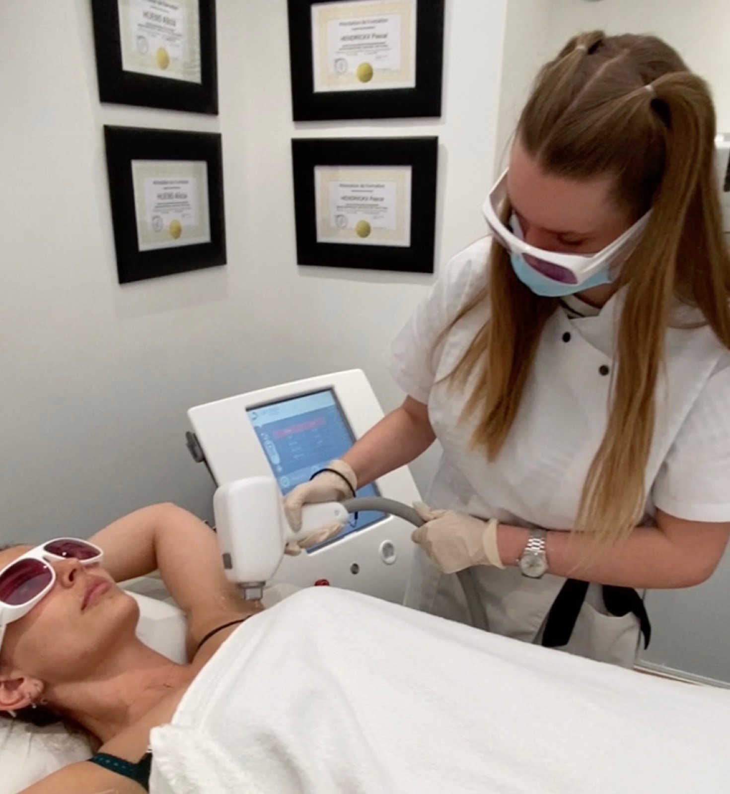 Alicia qui pratique une séance d'épilation laser des aisselles au sein du centre The Body Lab