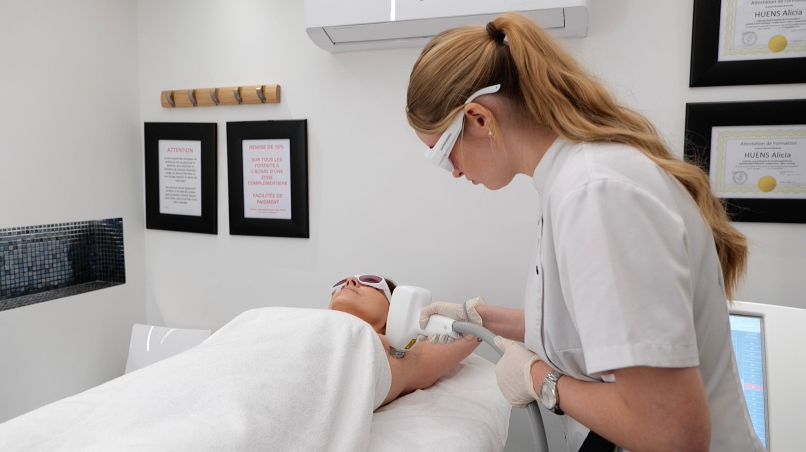Alicia pratique un traitement d'épilation laser sur les aisselles d'une femme au sein du centre The Body Lab
